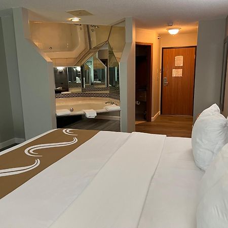 Quality Inn & Suites Ред-Вінґ Екстер'єр фото